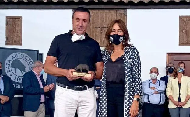 El vecino Francisco Hernández vuelve a hacerse en Zafra con el premio a la mejor ganadería ibérica